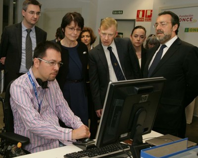 Ken Mizukubo explica a la comisaria europea su manejo adaptado del ordenador para su tarea laboral