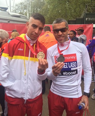 Abderrahman Ait (a la izquierda) y Alberto Suárez posan luciendo sus respectivas medallas, tras concluir la prueba