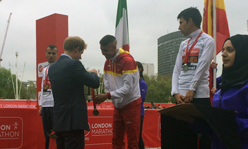 Ait recibe su medalla desde lo más alto del podio
