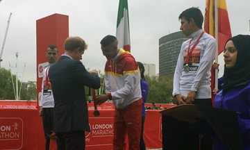 Ait recibe su medalla desde lo más alto del podio