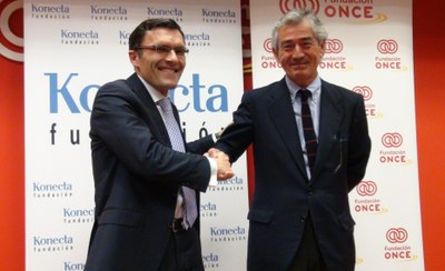 Alberto Durán (a la izquierda de la imagen) y José María Pacheco sellan el acuerdo con un apretón de manos