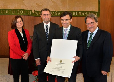 Alberto Durán muestra el diploma del reconocimiento, acompañado del presidente del Parlamento andaluz, la consejera de Igualdad y el rector de la UNIA