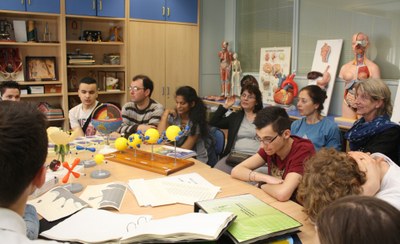 Alumnos y profesores del Instituto francés, en el aula de Ciencias del CRE sevillano