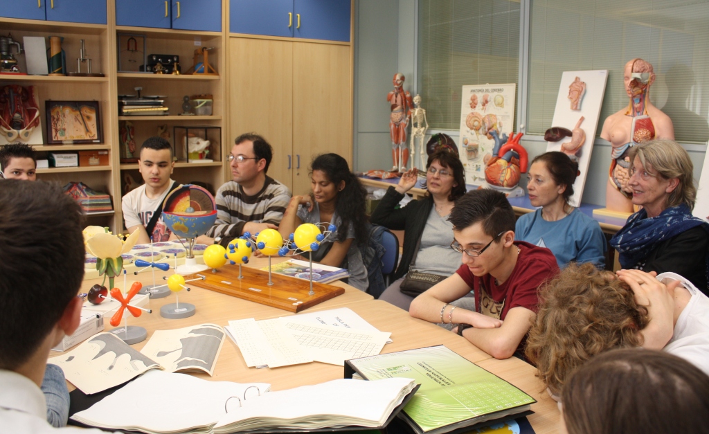 Alumnos y profesores del Instituto francés, en el aula de Ciencias del CRE sevillano