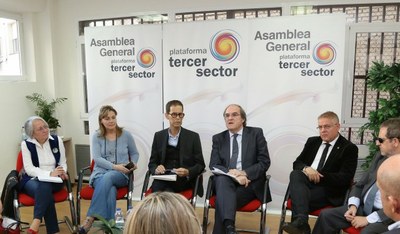 Ángel Gabilondo, junto a varios de sus colaboradores, en la reunión con los representantes de la Plataforma del Tercer Sector en Madrid 