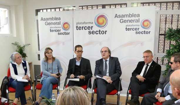 Ángel Gabilondo, junto a varios de sus colaboradores, en la reunión con los representantes de la Plataforma del Tercer Sector en Madrid 