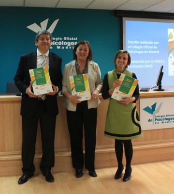 Antonio Mayor, María Antonia Álvarez-Monteserín y Lecina Fernández presentan el informe