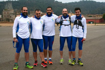 Cinco de los componentes del equipo posando con su equipación de ILUNION