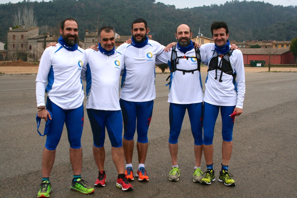 Cinco de los componentes del equipo posando con su equipación de ILUNION
