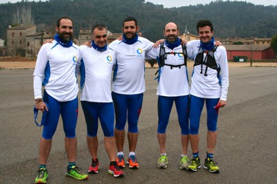 Cinco de los componentes del equipo posando con su equipación de ILUNION