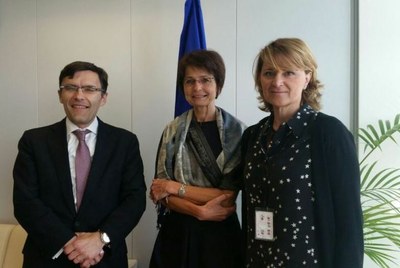De izquierda a derecha, Alberto Durán, Marianne Thyssen y Rosa Estaràs, en Bruselas