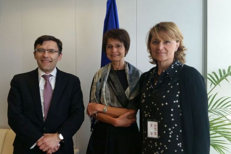 De izquierda a derecha, Alberto Durán, Marianne Thyssen y Rosa Estaràs, en Bruselas