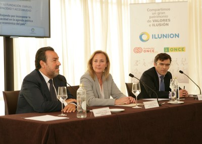 De izquierda a derecha, Miguel Carballeda, Lourdes Méndez y Alberto Durán, en la mesa de clausura de la jornada
