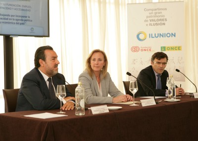 De izquierda a derecha, Miguel Carballeda, Lourdes Méndez y Alberto Durán, en la mesa de clausura de la jornada
