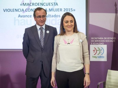 El ministro,  Alfonso Alonso, y la delegada del Gobierno para la Violencia de Género, Blanca Hernández, en la presentación de la Macroencuesta