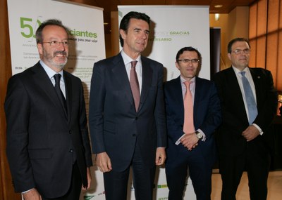 El ministro Soria y Alberto Durán (en el centro) junto a los responsables de la Asociación Española de Anunciantes, en la clausura de su Asamblea