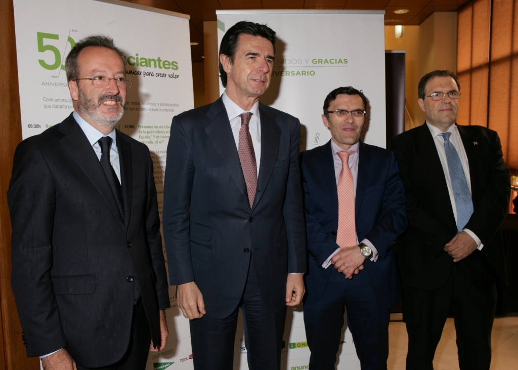 El ministro Soria y Alberto Durán (en el centro) junto a los responsables de la Asociación Española de Anunciantes, en la clausura de su Asamblea