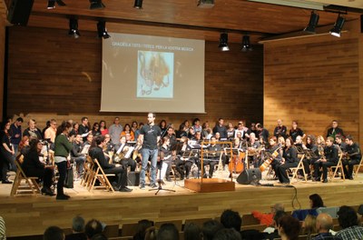 El músico afiliado (y acreditado esquiador paralímpico) Gabriel Gorce, dirigiendo a la improvisada orquesta