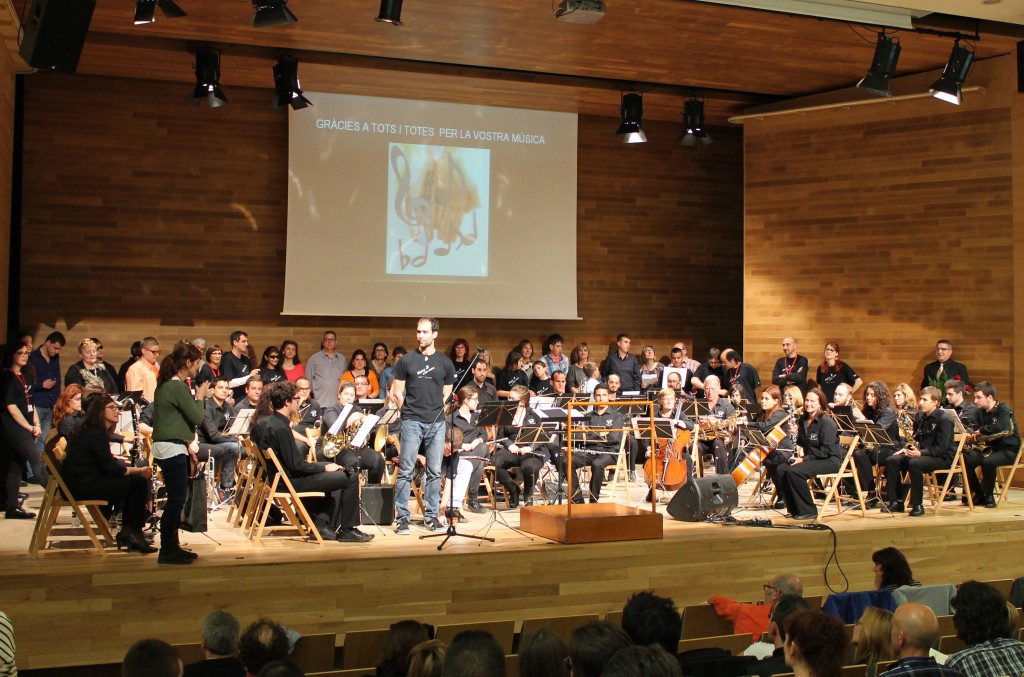 El músico afiliado (y acreditado esquiador paralímpico) Gabriel Gorce, dirigiendo a la improvisada orquesta