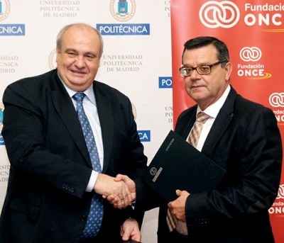 El rector Carlos Conde (a la izquierda) y José Luis Martínez Donoso estrechan sus manos tras renovar el convenio