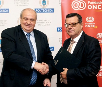 El rector Carlos Conde (a la izquierda) y José Luis Martínez Donoso estrechan sus manos tras renovar el convenio