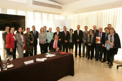 Foto de familia de los diputados asistentes, junto a los representantes de ONCE, Fundación e ILUNION