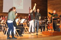 Gorce y el guitarrista Toni Fernández saludan desde el centro del escenario tras la interpretación del tema que cerró la gala