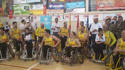 La plantilla al completo del ILUNION festeja sobre la cancha la obtención del trofeo de la Liga