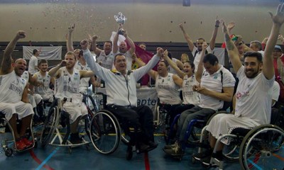 La plantilla del Amiab Albacete celebra el que ha sido su primer gran triunfo europeo