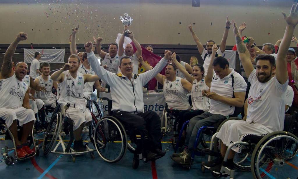 La plantilla del Amiab Albacete celebra el que ha sido su primer gran triunfo europeo