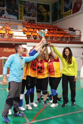 Las chicas del equipo de Aragón levantan el trofeo de la Liga