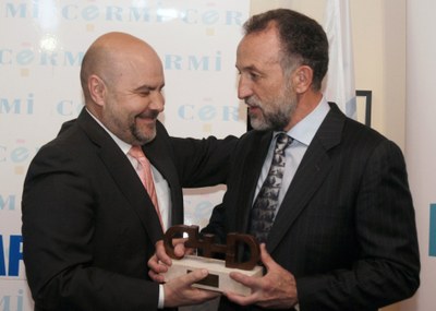 Luis Cayo Pérez entrega a Javier Sainz de Murieta el galardón concedido por el CERMI