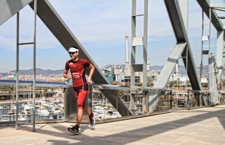 Marcos Bajo atravesando el puente Forum de Barcelona