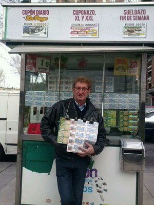 Miguel Briceño, frente a uno de sus puntos de venta en el barrio de Vallecas