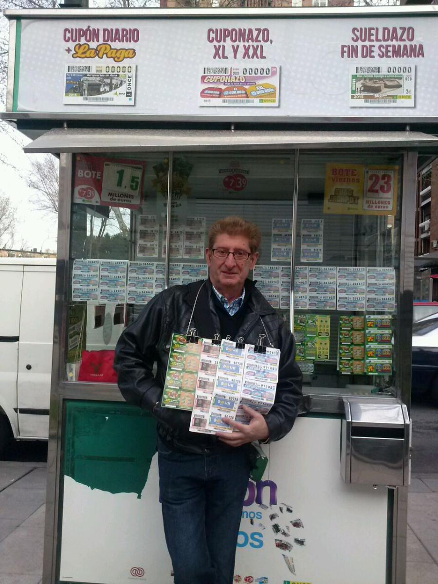 Miguel Briceño, frente a uno de sus puntos de venta en el barrio de Vallecas