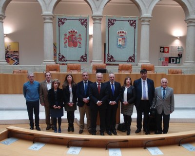 Representantes de la Plataforma del Tercer Sector de la Rioja, junto al presidente del Parlamento riojano, José Ignacio Ceniceros (en el centro de la imegen) y Luciano Poyato 