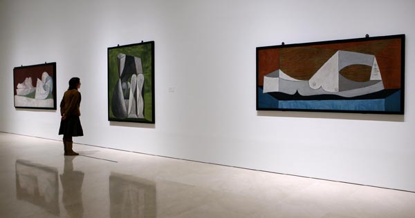 Una visitante observa un cuadro en una de las galerías del malagueño Museo Picasso