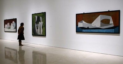 Una visitante observa un cuadro en una de las galerías del malagueño Museo Picasso