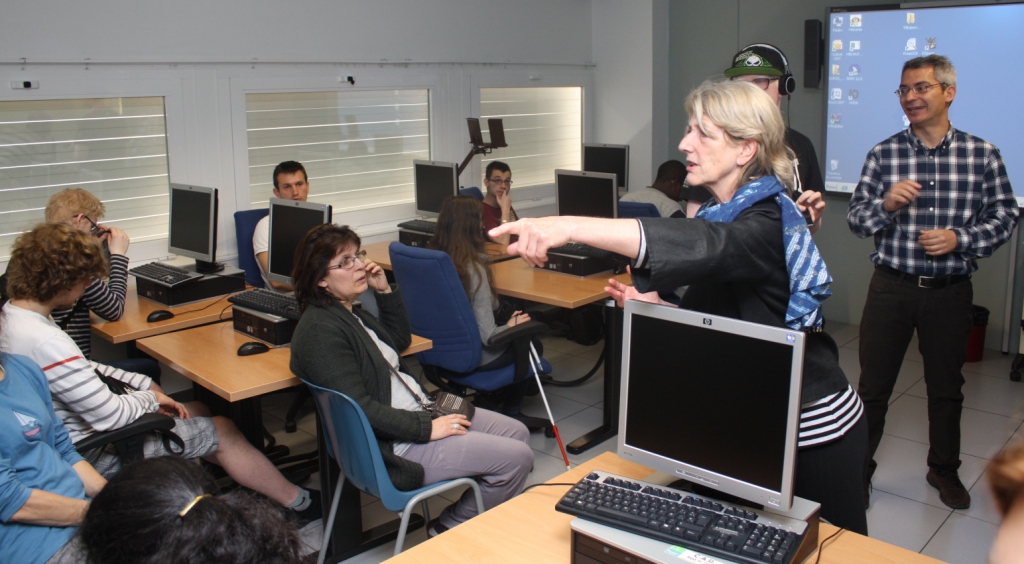 Alumnos franceses en el aula de Tiflotecnología