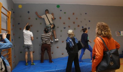 Escalando una de las paredes del gimnasio del centro, a modo de rocódromo
