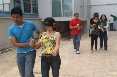 Algunos alumnos con antifaz y los oídos tapados en una de las prácticas del curso