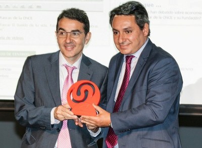 Andrés Ramos (a la izquierda) recoge el premio Premio Internet 2015 
