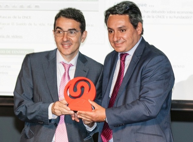 Andrés Ramos (a la izquierda) recoge el premio Premio Internet 2015 