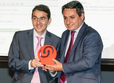 Andrés Ramos (a la izquierda) recoge el premio Premio Internet 2015 