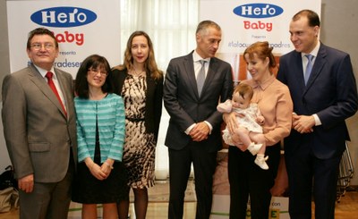 De izquierda a derecha: Ángel Sánchez, Esther Requena (gerente de la Fundación ONCE para Personas con Sordoceguera , FOAPS), Patricia Sanz, Sergio Elizalde, y Carolina Hernanz y Eugenio Prieto con la pequeña Leire