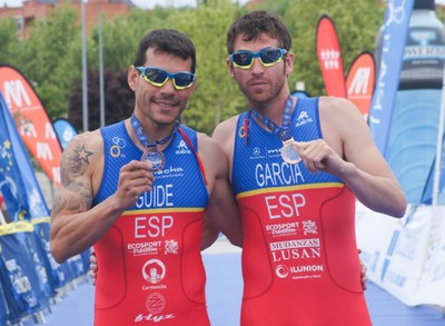 El atleta ciego José Luis García, a la derecha, junto a su guía. 
