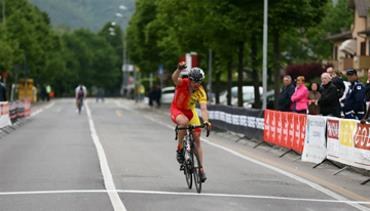 El valenciano Maurice Eckhard entra en primera posición en la meta italiana