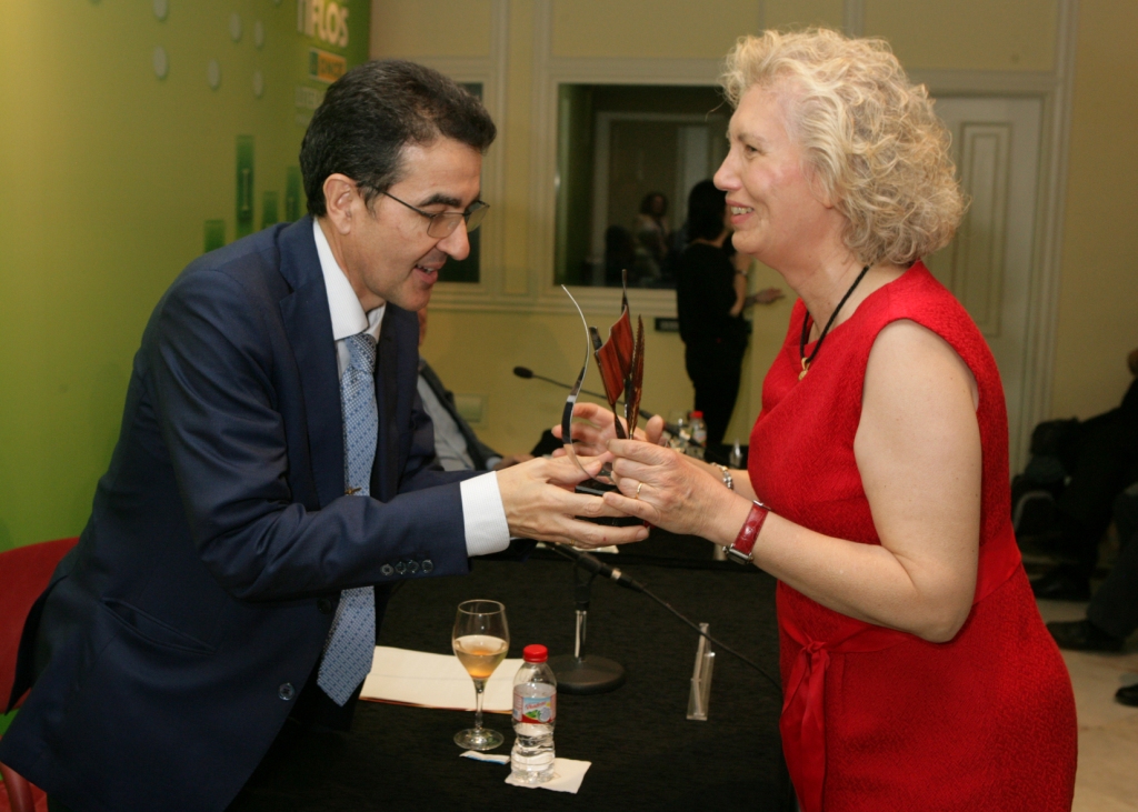 Andrés Ramos entrega a Reyes Lluch su reconocimiento "Amigos de los Tiflos"
