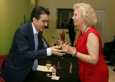 Andrés Ramos entrega a Reyes Lluch su reconocimiento "Amigos de los Tiflos"