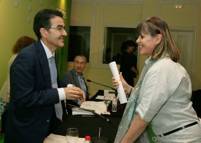 Natasha Díez, representante de la embajada de Cuba, recoge el premio en nombre de Maury Hernández
